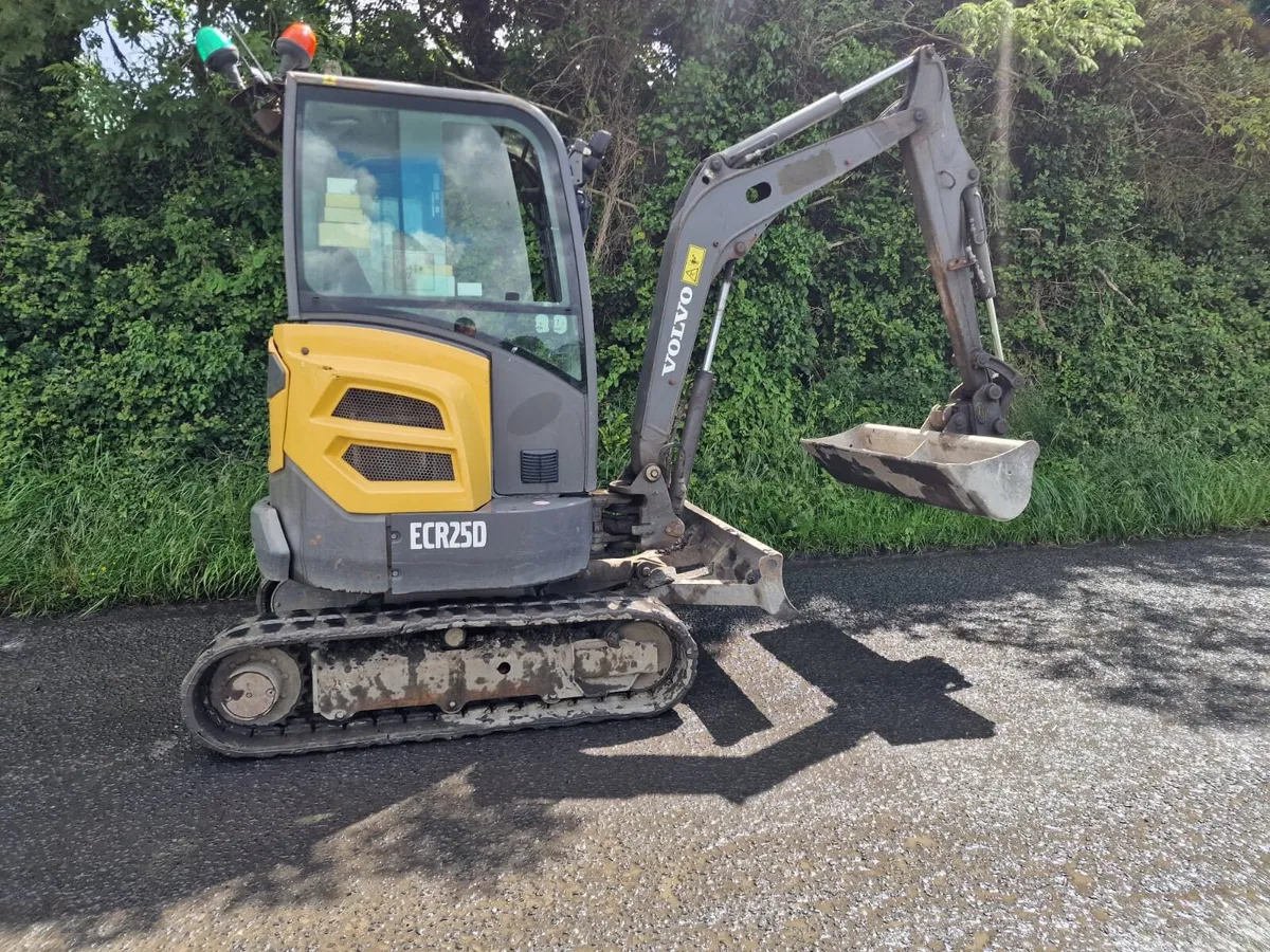 Volvo 25 d mini digger - Image 1
