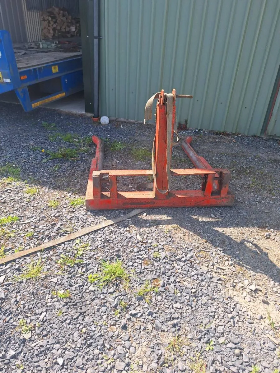 Bale lifter - Image 1