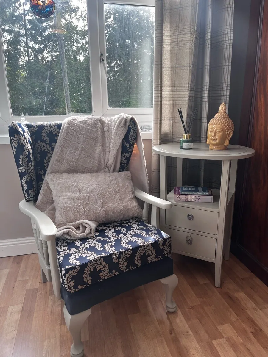 wing backed armchair - Image 1