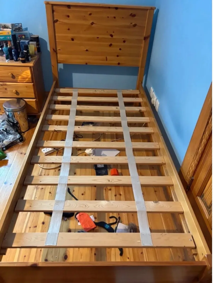 Single pine frame bed - Image 2