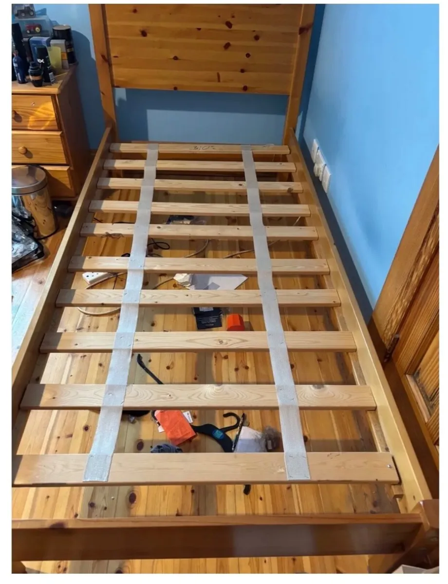 Single pine frame bed - Image 3