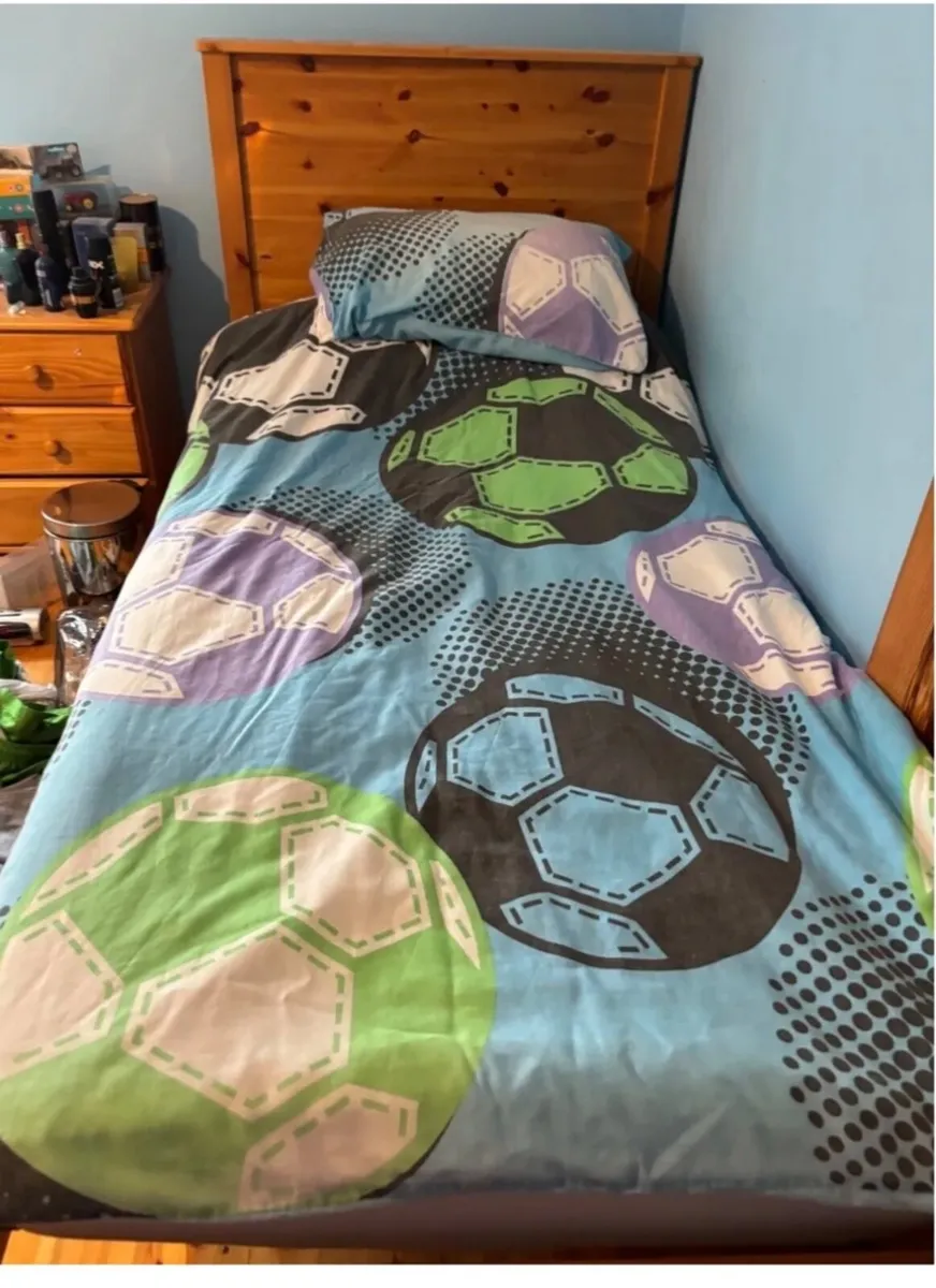 Single pine frame bed - Image 1