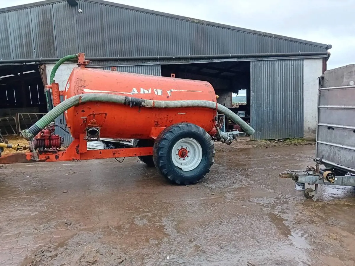 Slurry tank and topper - Image 1