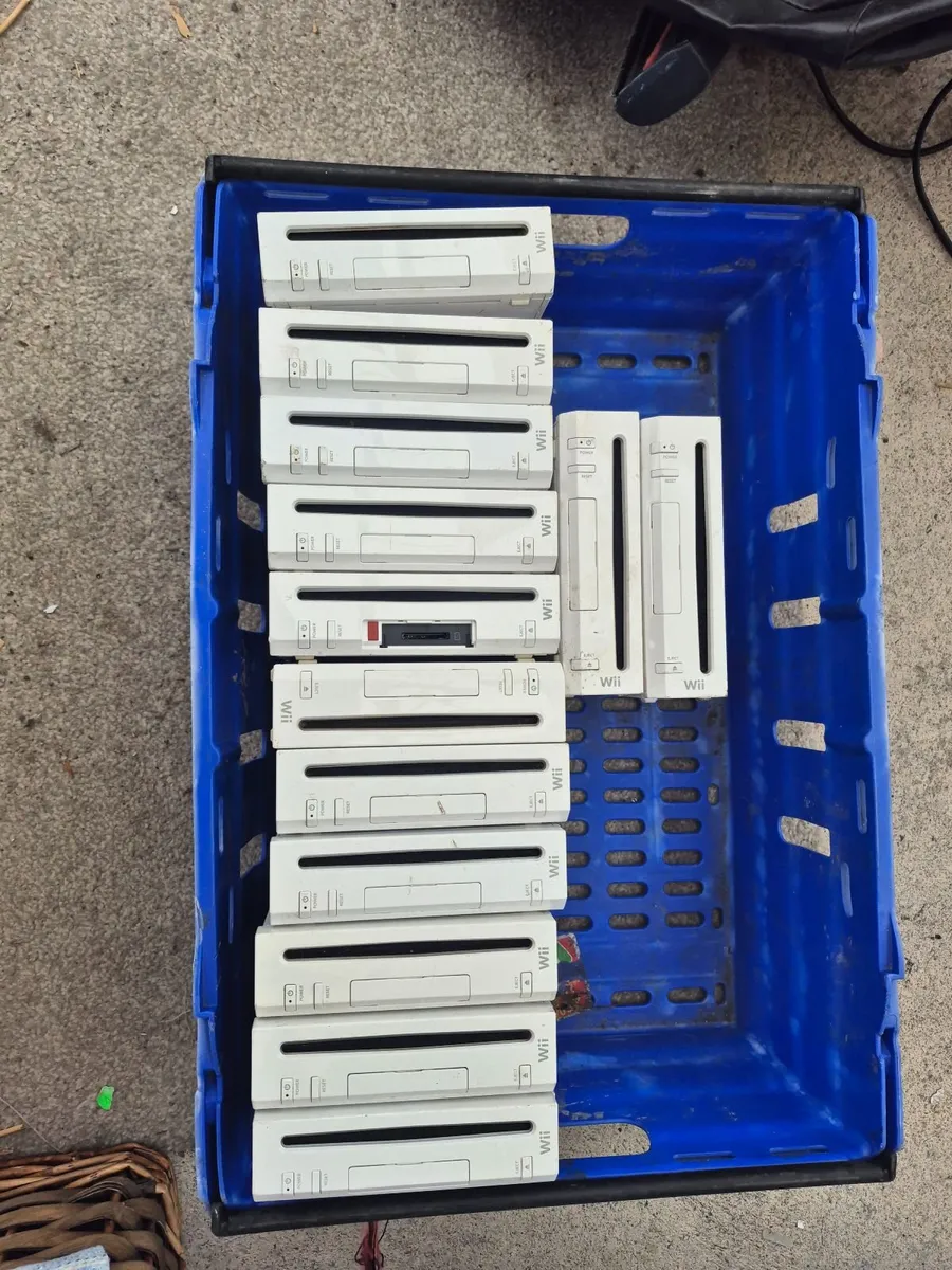 12 nintendo wiis complete with cables - Image 2