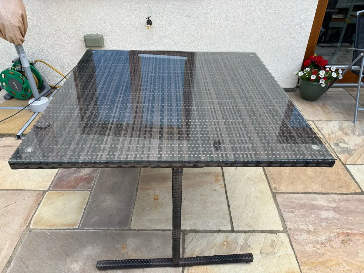 Garden table - Image 1