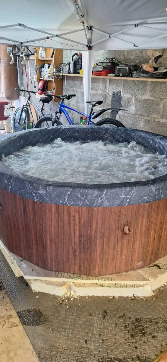 Hot tub lazy spa. - Image 1