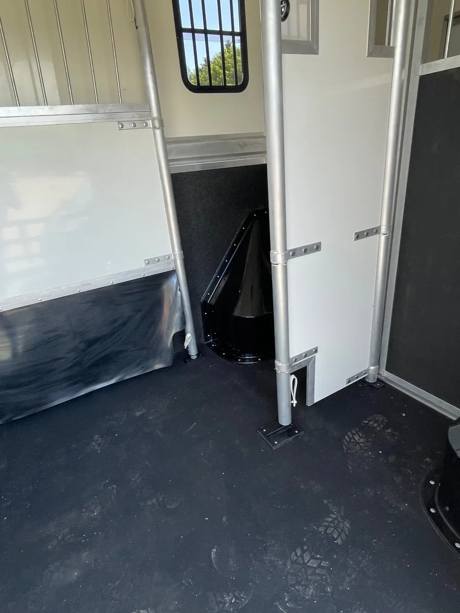 Horse box - Image 2