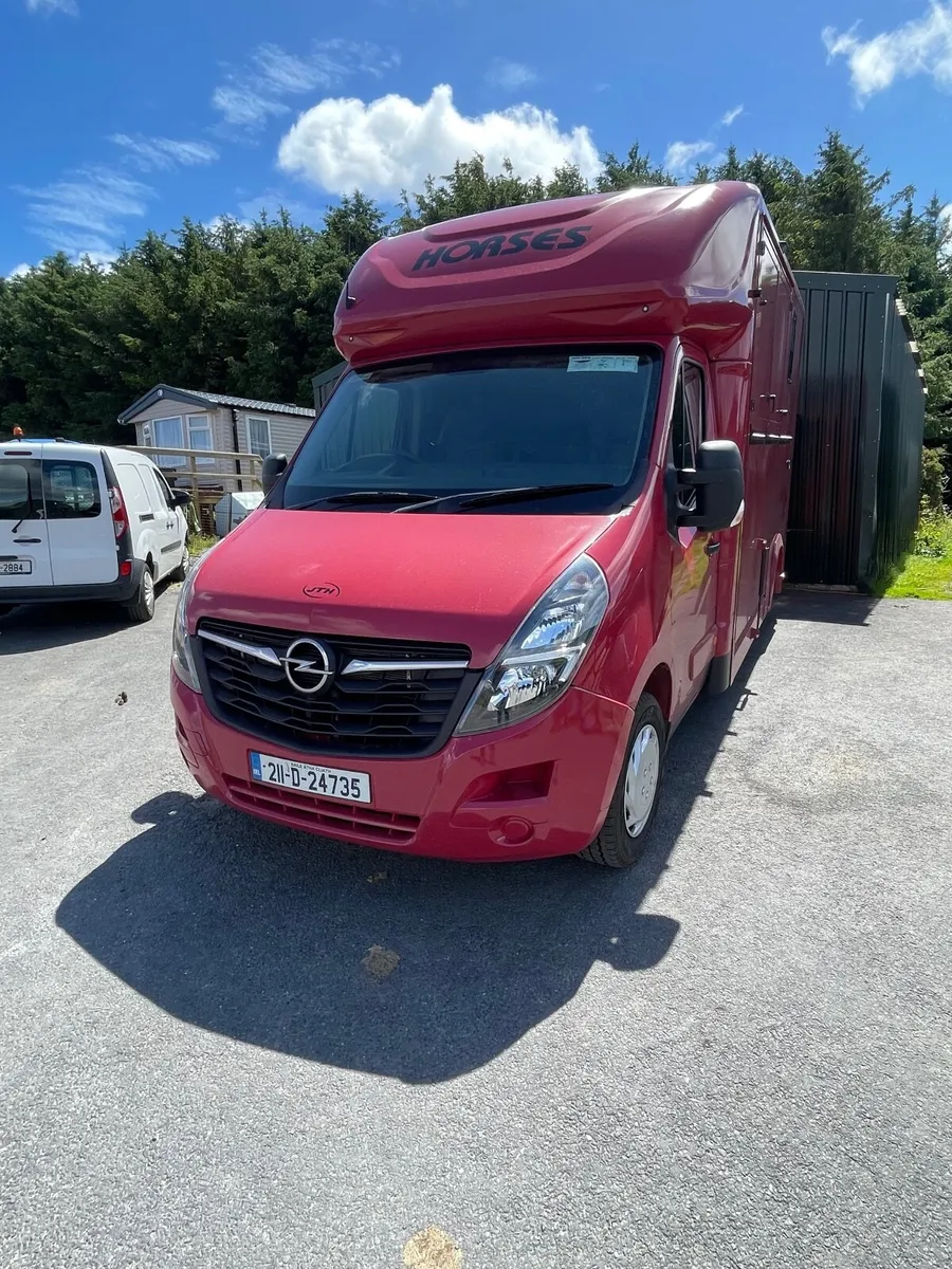 Horse box - Image 1