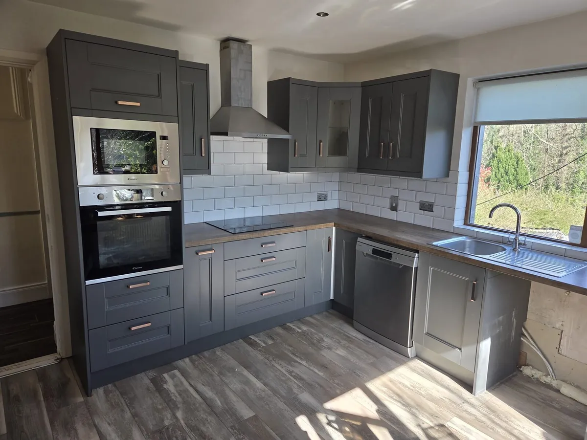 Stunning fitted kitchen with appliances - Image 1