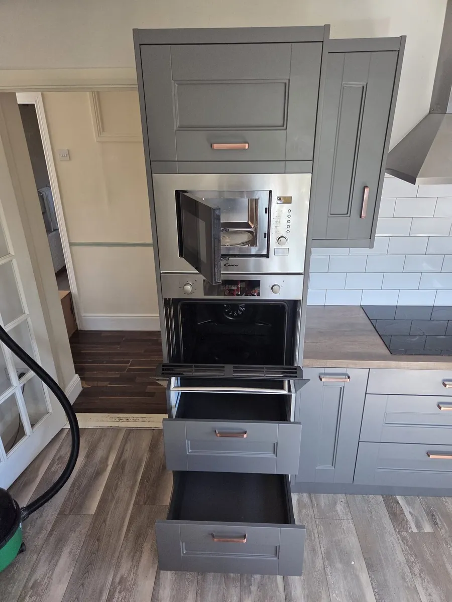 Stunning fitted kitchen with appliances - Image 2