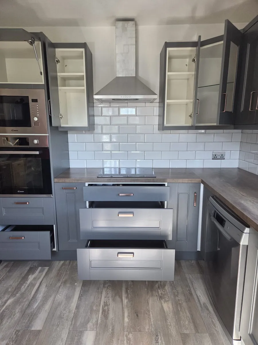 Stunning fitted kitchen with appliances - Image 3