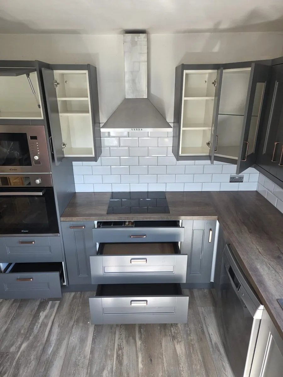 Stunning fitted kitchen with appliances - Image 4