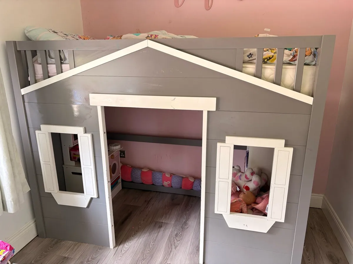 House bed - Image 1