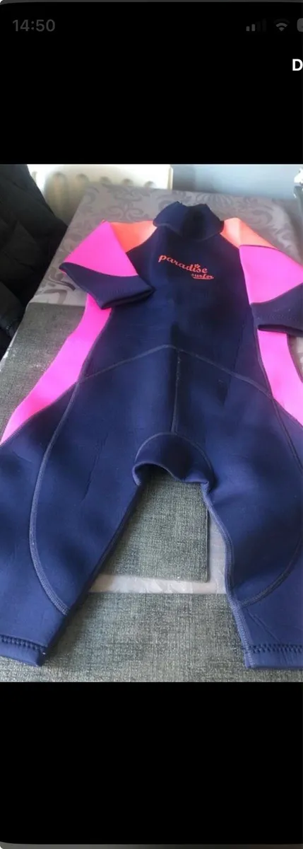 Girls wetsuit age 10/11 €10 - Image 1