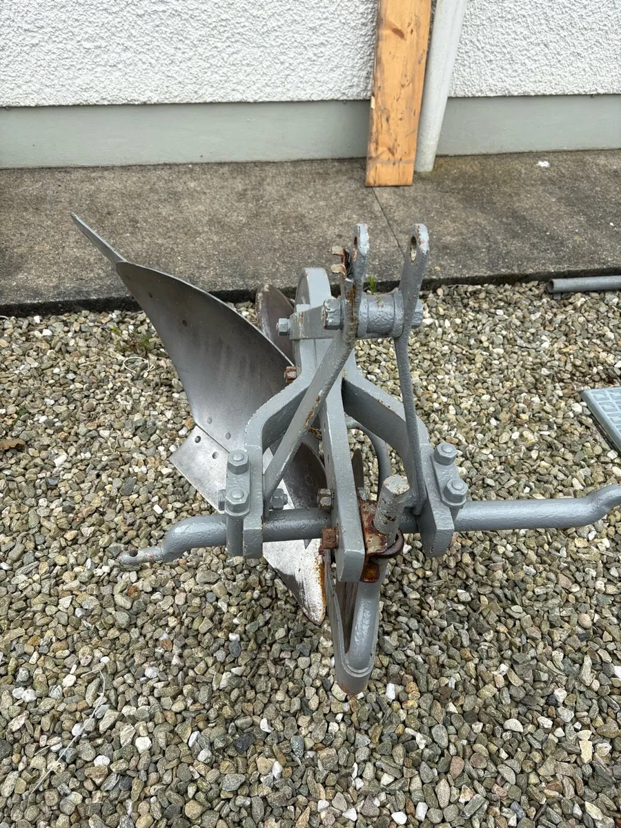 Massey Ferguson single plough - Image 2