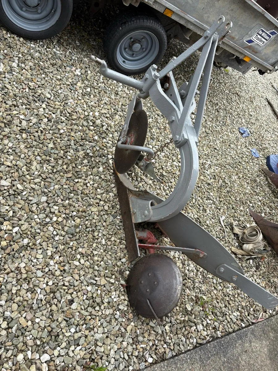 Massey Ferguson single plough - Image 4