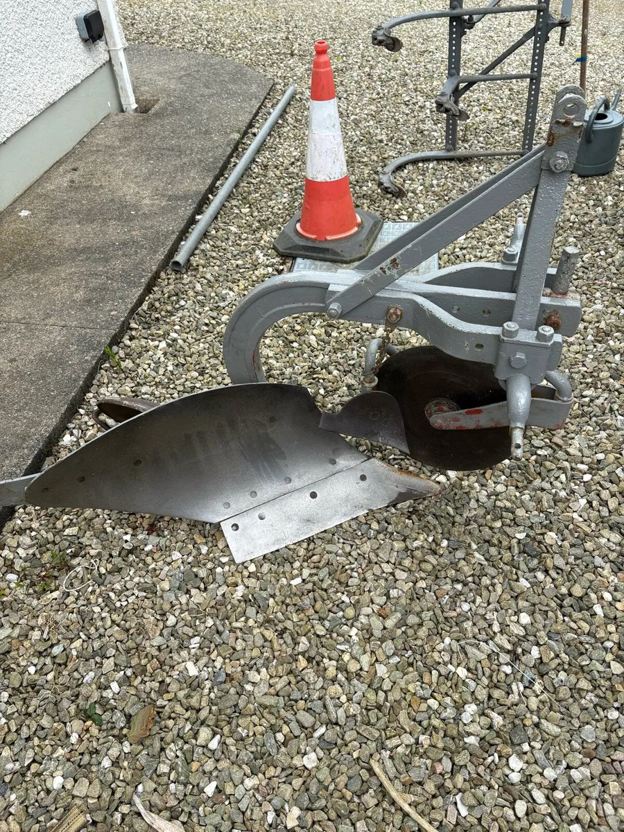 Massey Ferguson single plough - Image 1