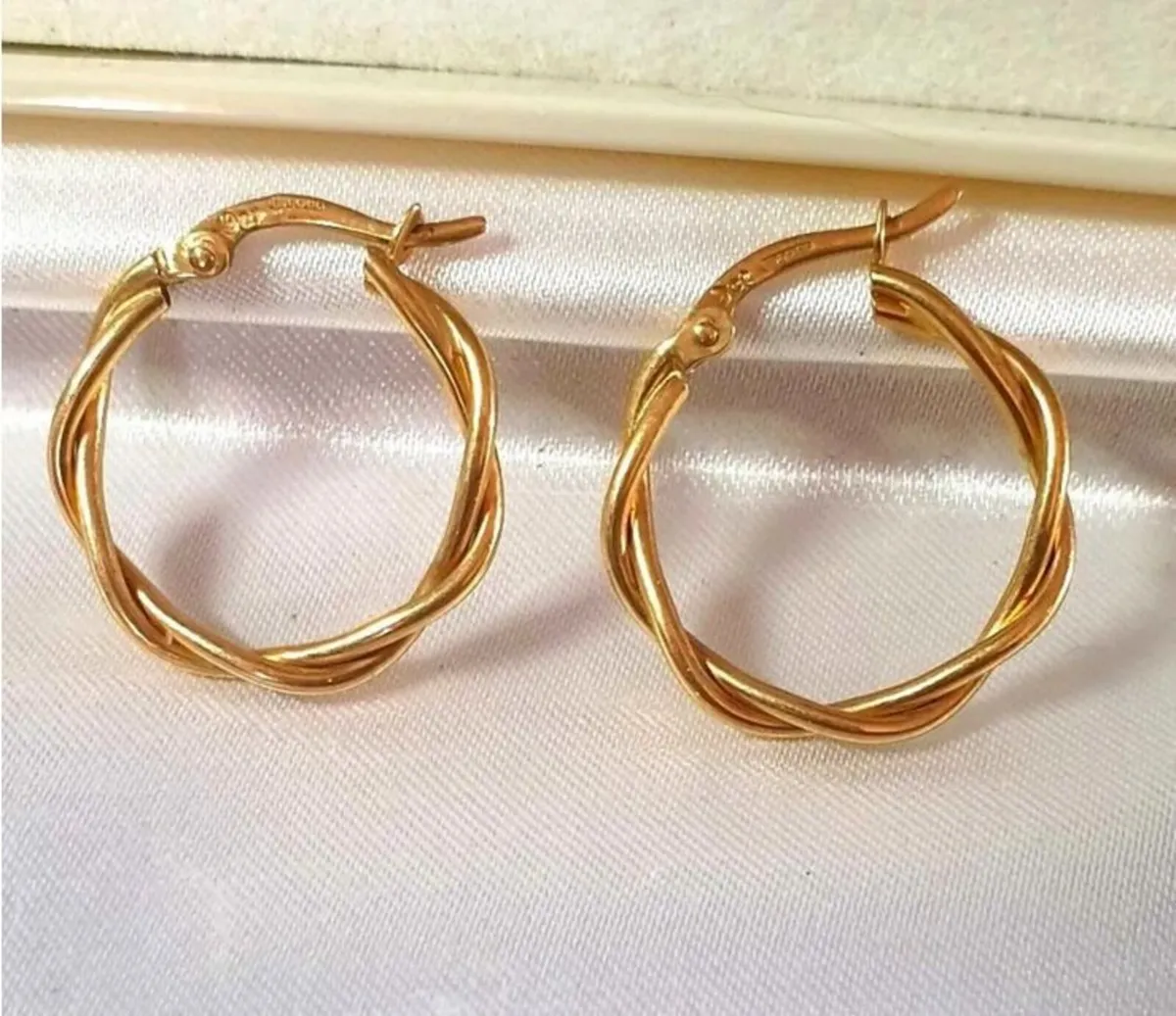 Vintage Hallmarked 9ct Gold Twist Earrings - Image 2