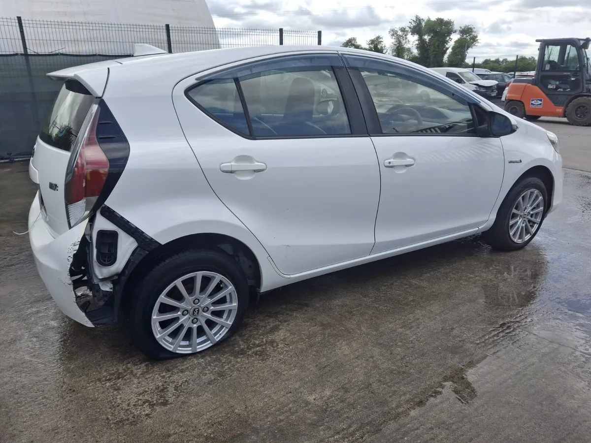 2017 Toyota Aqua Hybrid Light Damage - Image 3