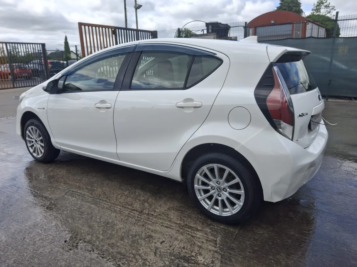 2017 Toyota Aqua Hybrid Light Damage - Image 4