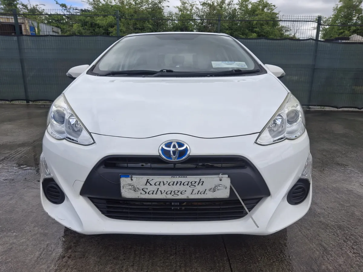 2017 Toyota Aqua Hybrid Light Damage - Image 2