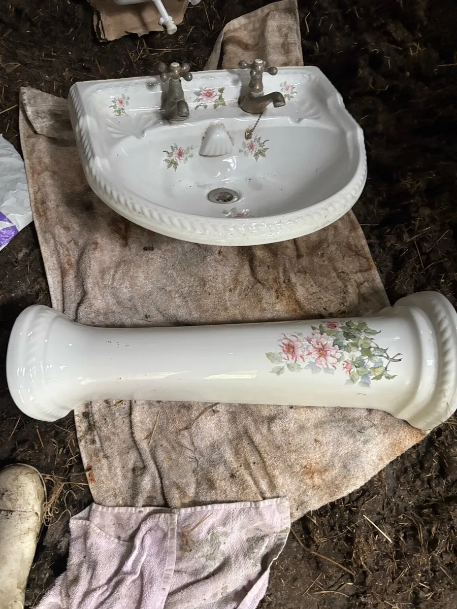 Toilet and basin - Image 4