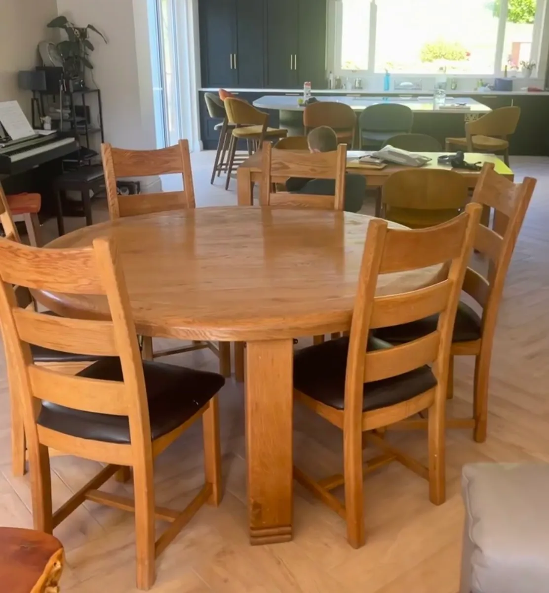 Round Table and 6 chairs - Image 1