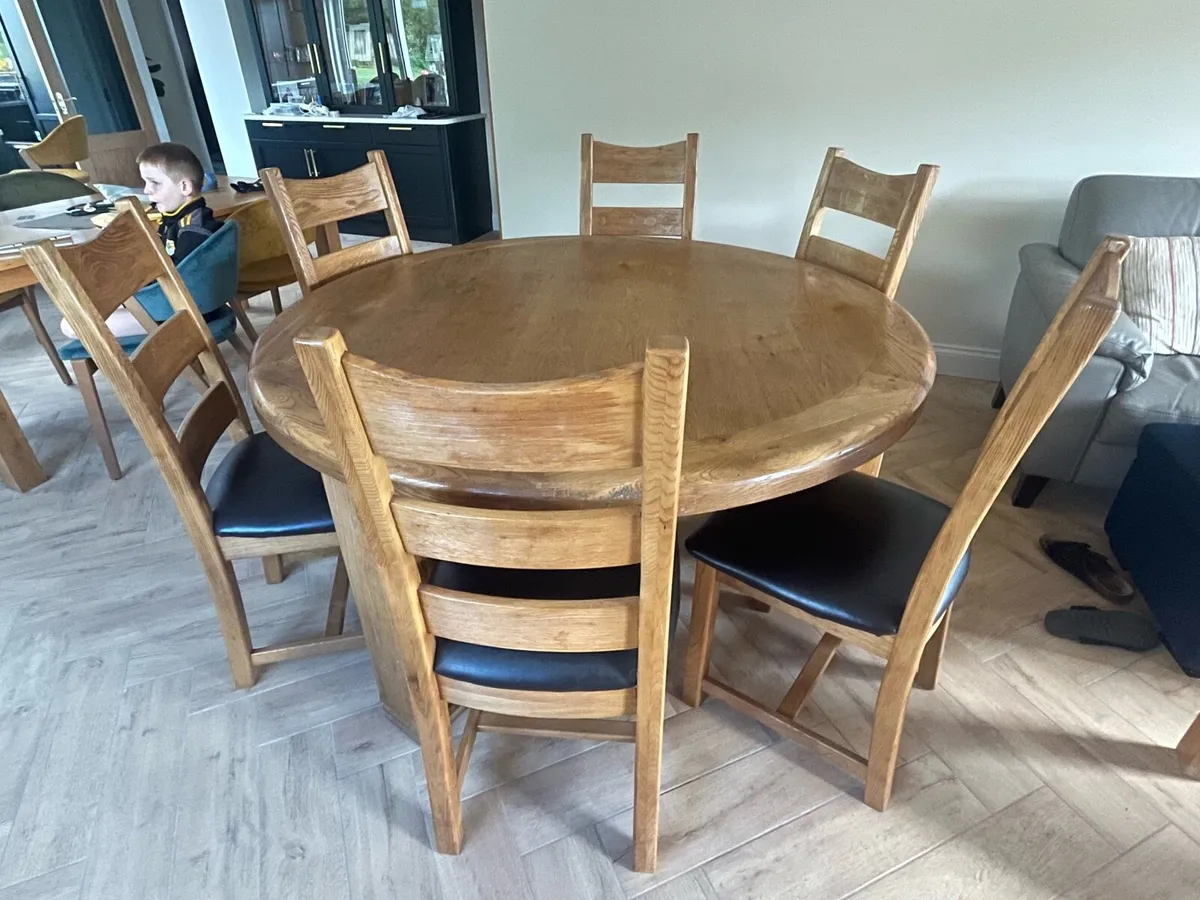 Round Table and 6 chairs - Image 2