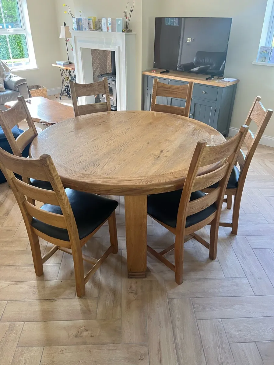 Round Table and 6 chairs - Image 3