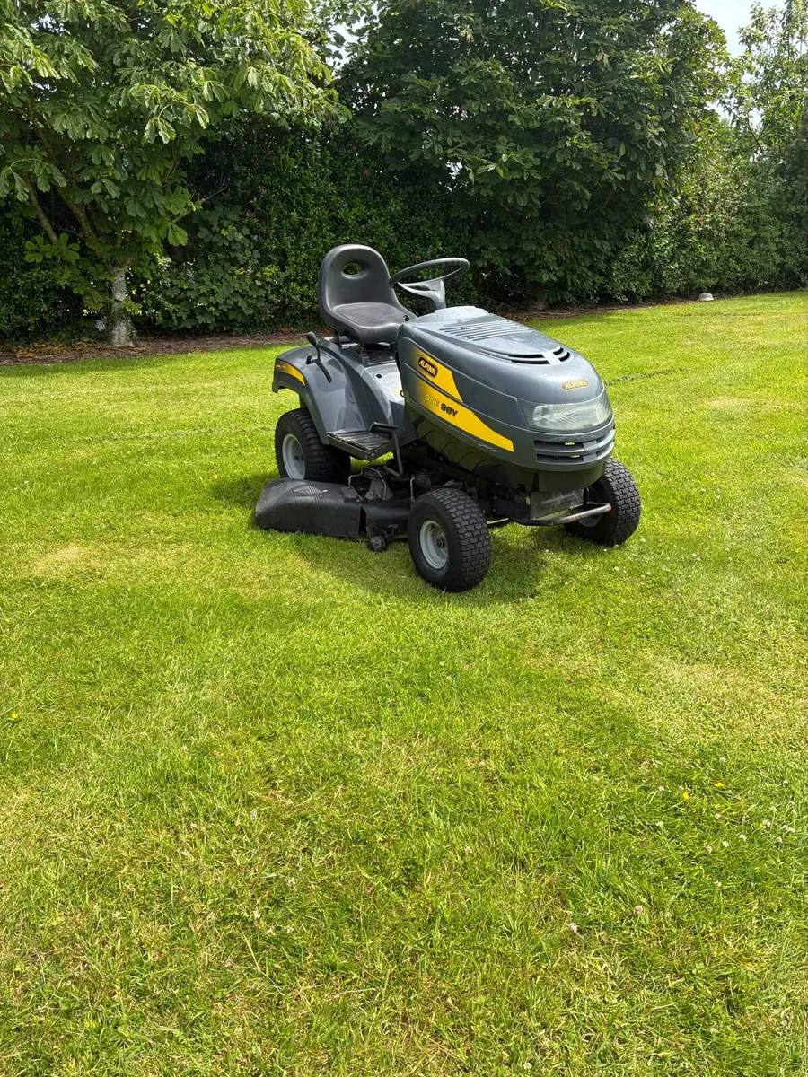 Ride on lawnmower - Image 1