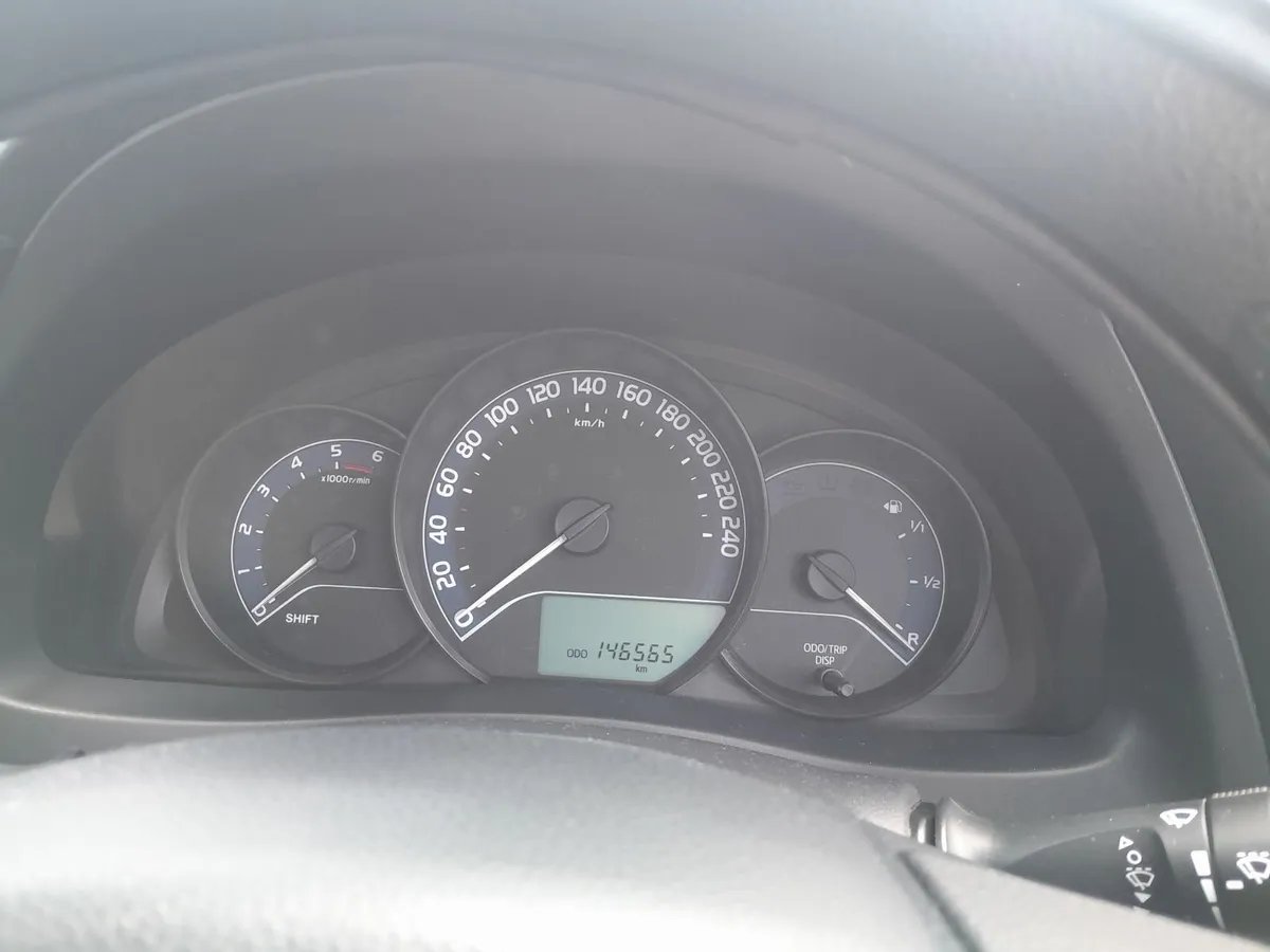 Toyota Auris 2016 - Image 2