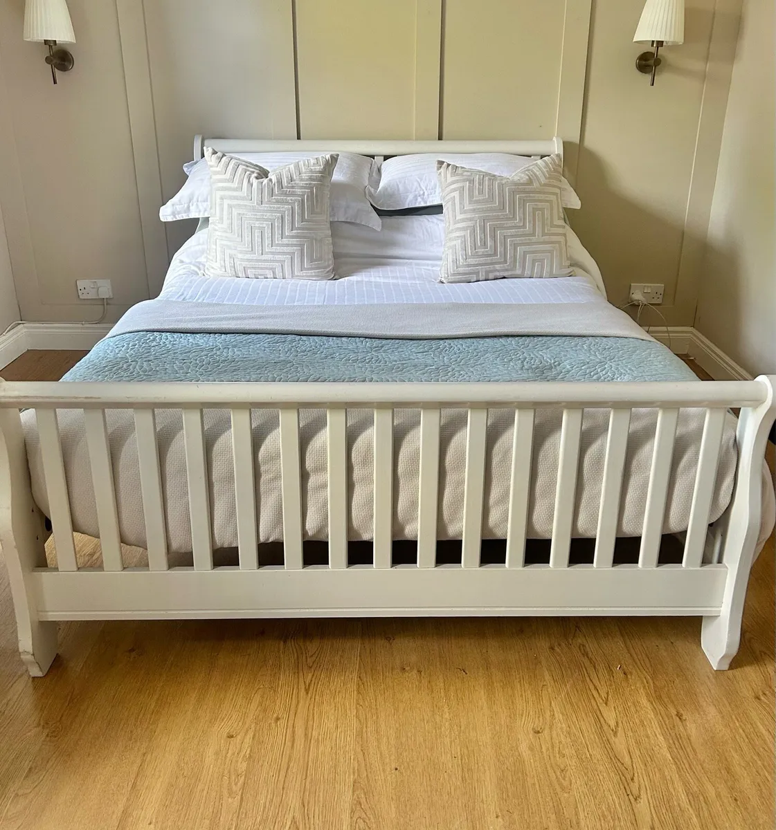 Wooden bed frame - Image 1