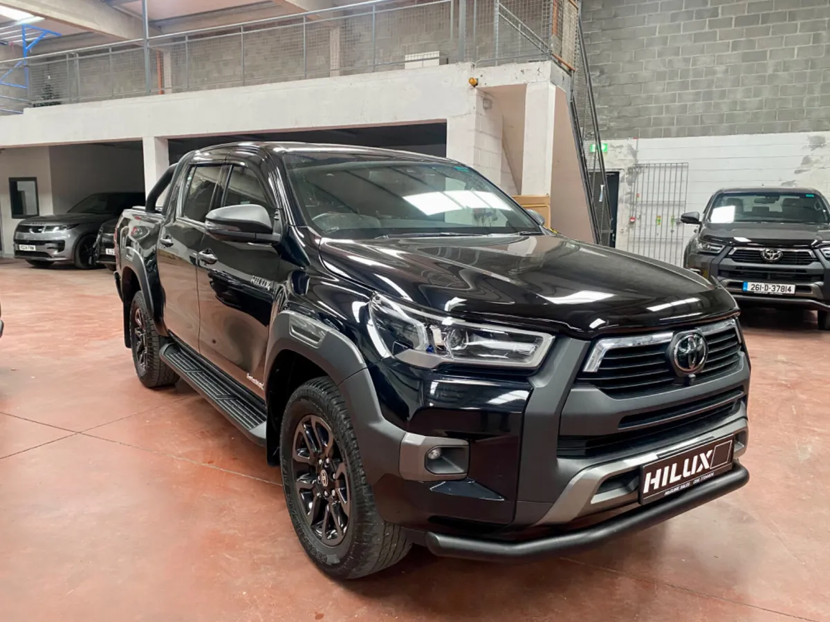 2023  Toyota Hilux 2.8 Invincible X - Image 3