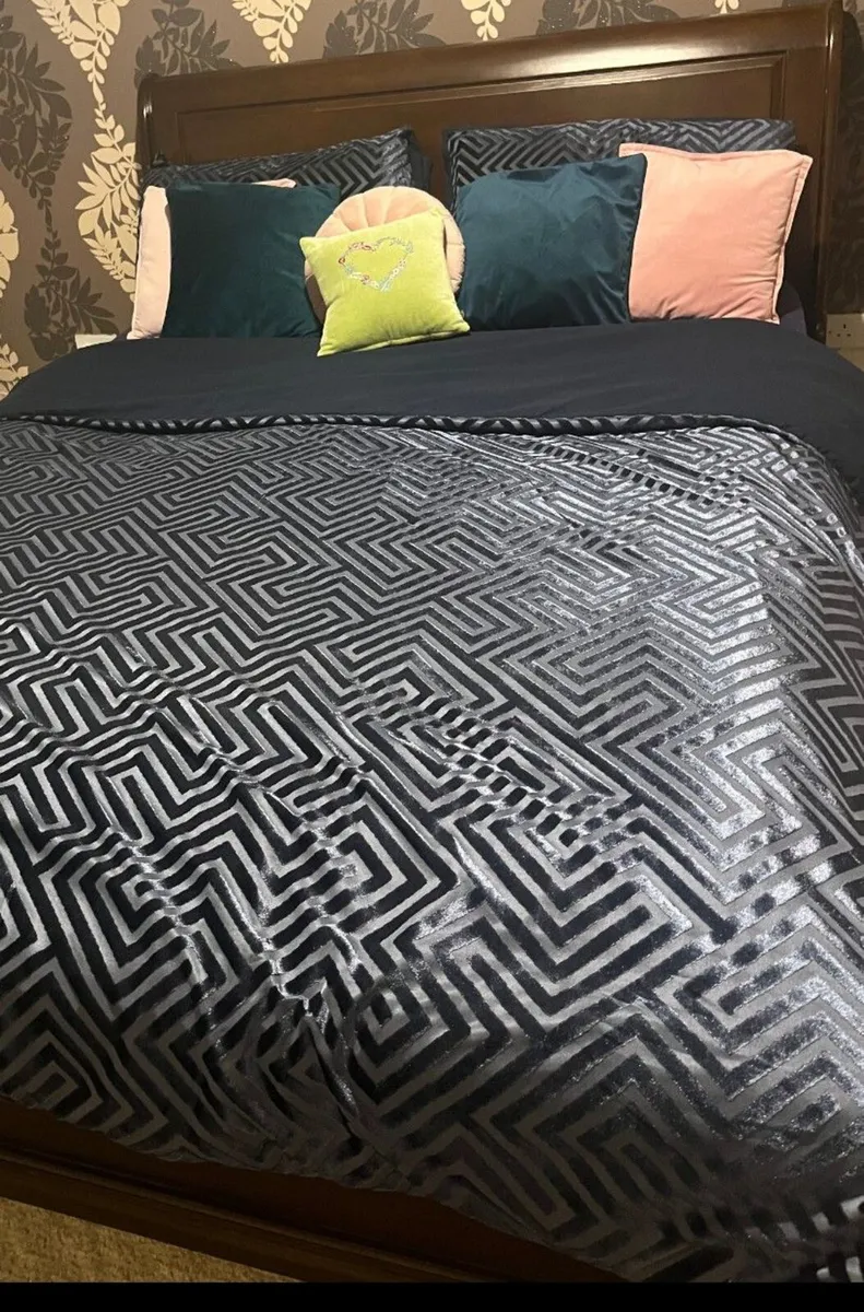 King size bed - Image 1