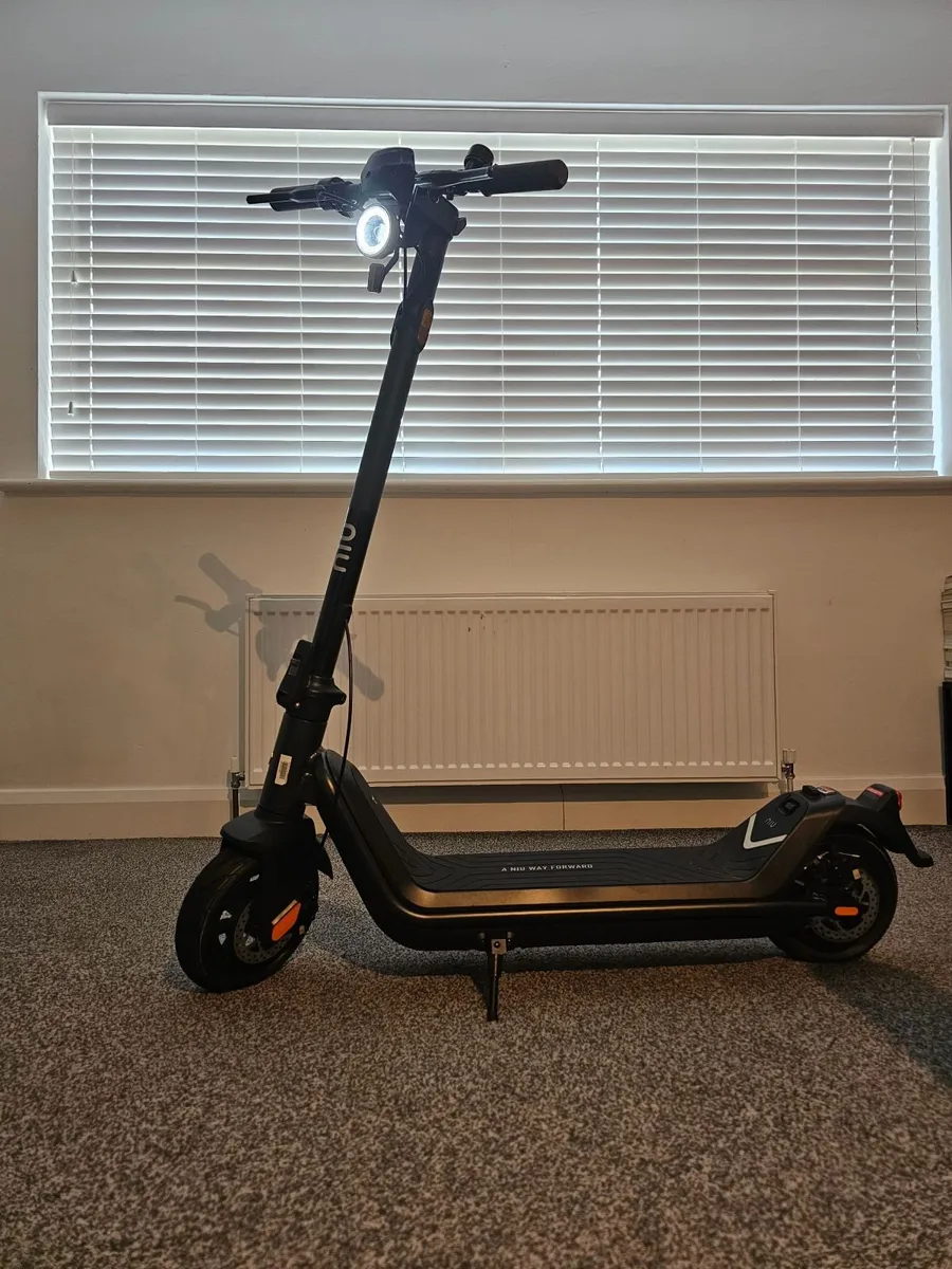 NIU KQi3 Pro Electric Scooter Mint Condition,97km! - Image 1
