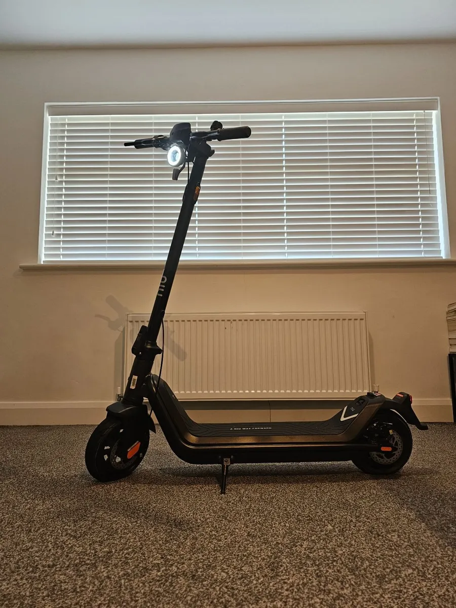 NIU KQi3 Pro Electric Scooter Mint Condition,97km! - Image 3