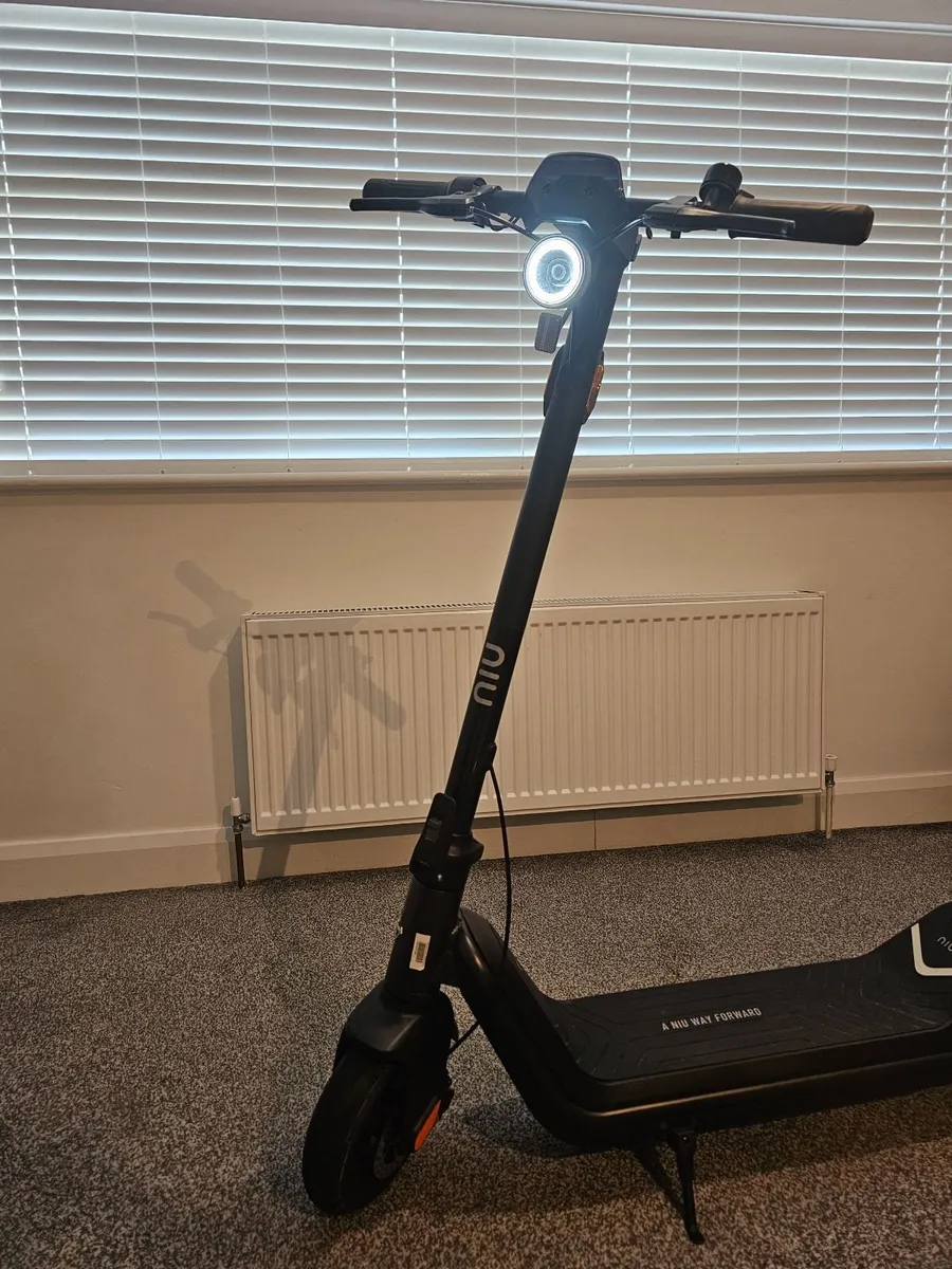 NIU KQi3 Pro Electric Scooter Mint Condition,97km! - Image 4