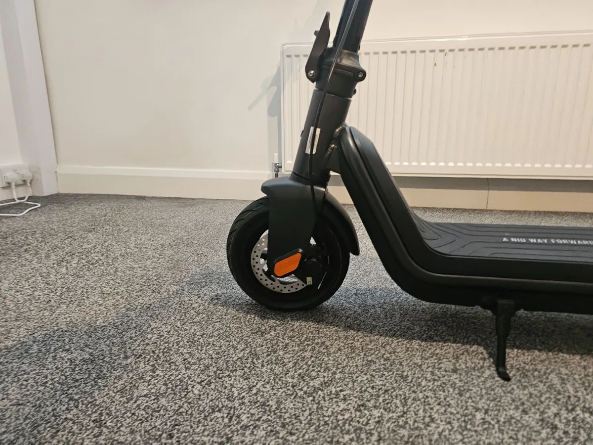 NIU KQi3 Pro Electric Scooter Mint Condition,97km! - Image 2