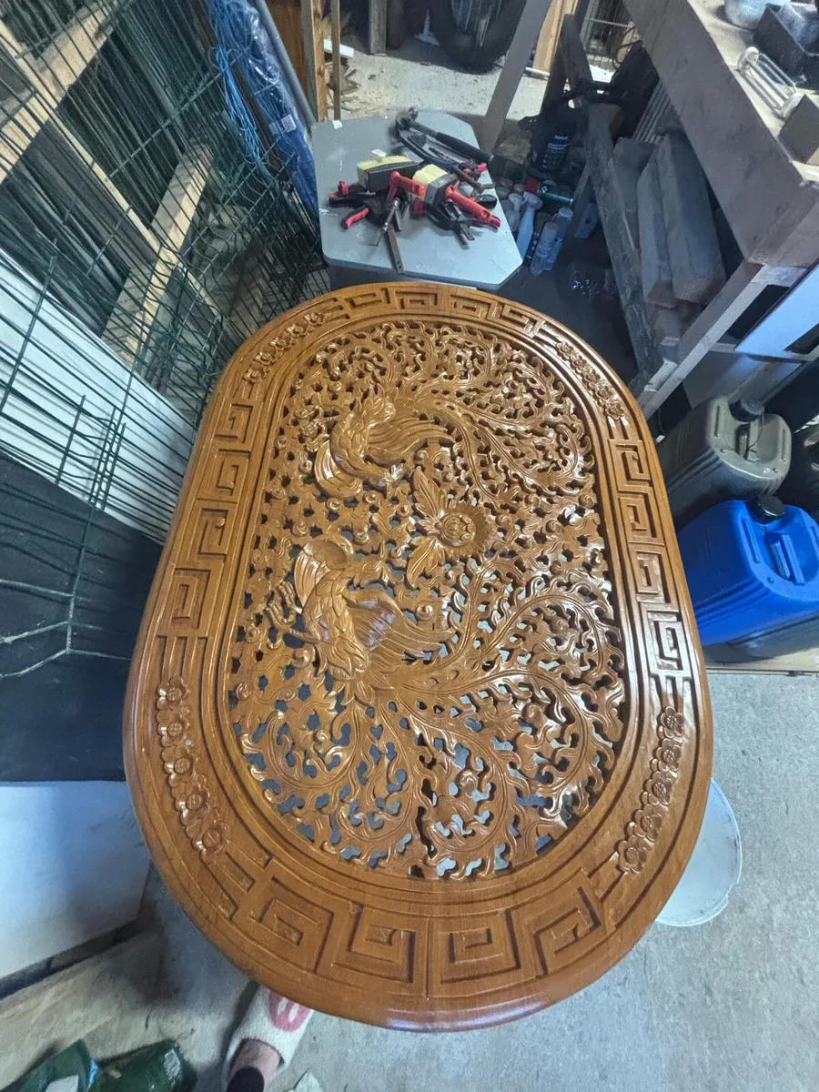 Vintage carved wooden coffee table with 4 nestling - Image 4