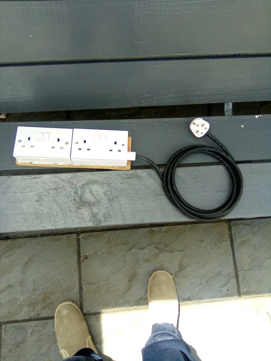 3. METRE. LEAD.  WITH. 2. TWIN.  SOCKETS. - Image 1