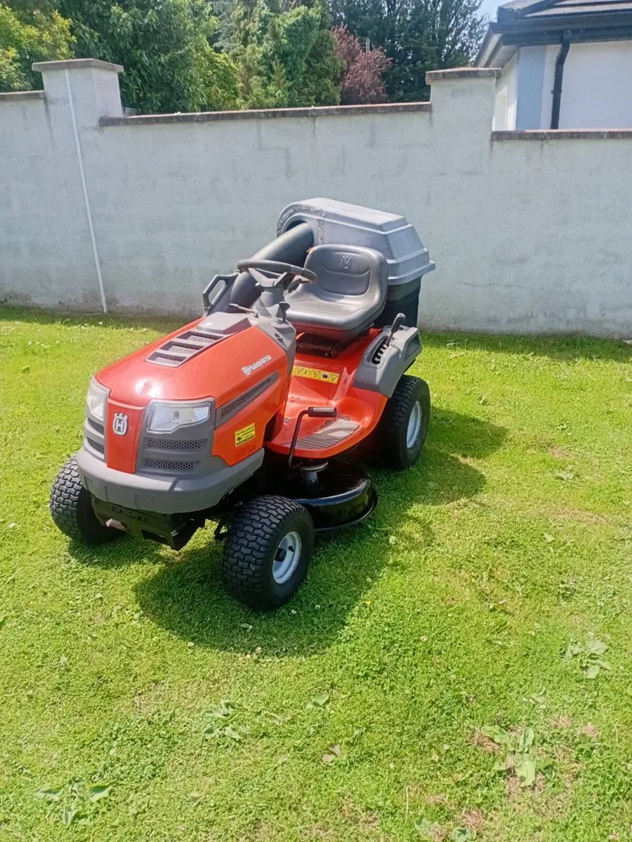 Ride on lawnmower - Image 1