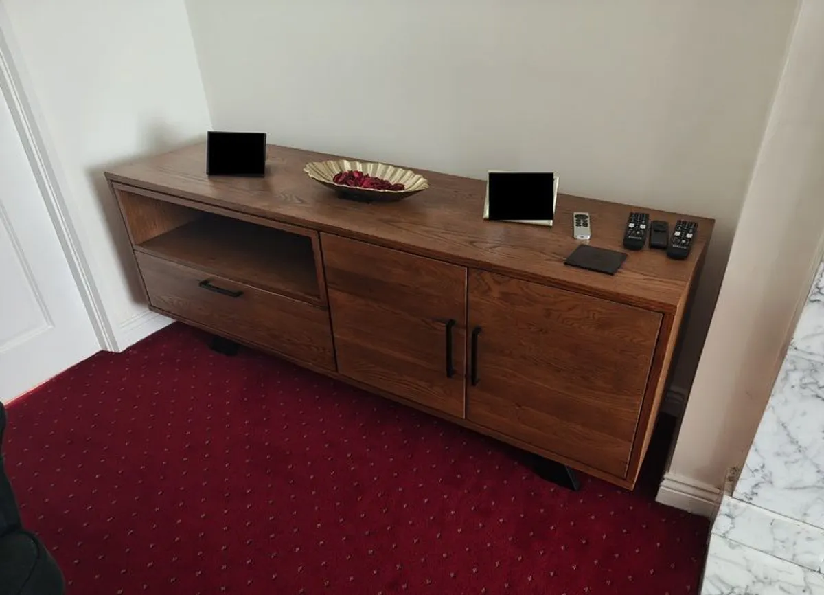1.6m oak lowboard