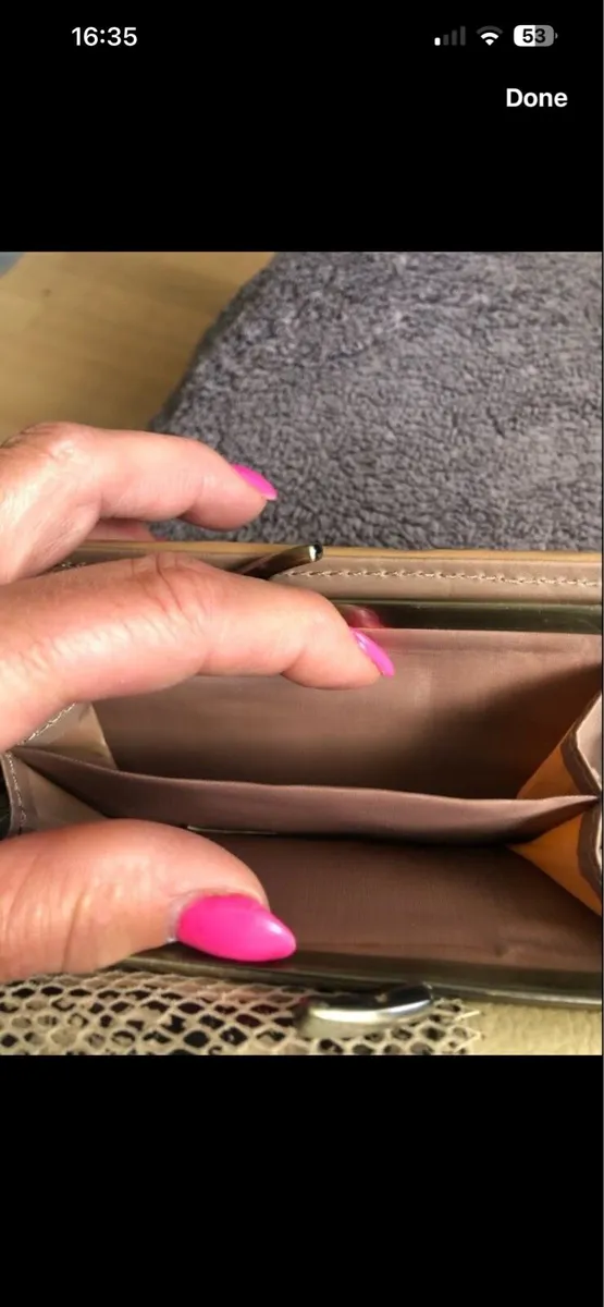 Ladies leather purse €10 - Image 3