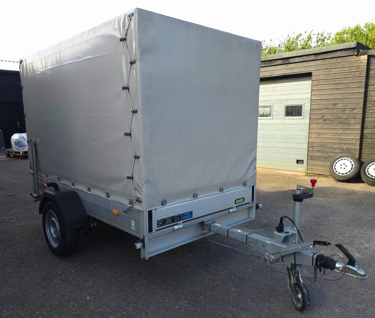 Closed in trailer - Image 4