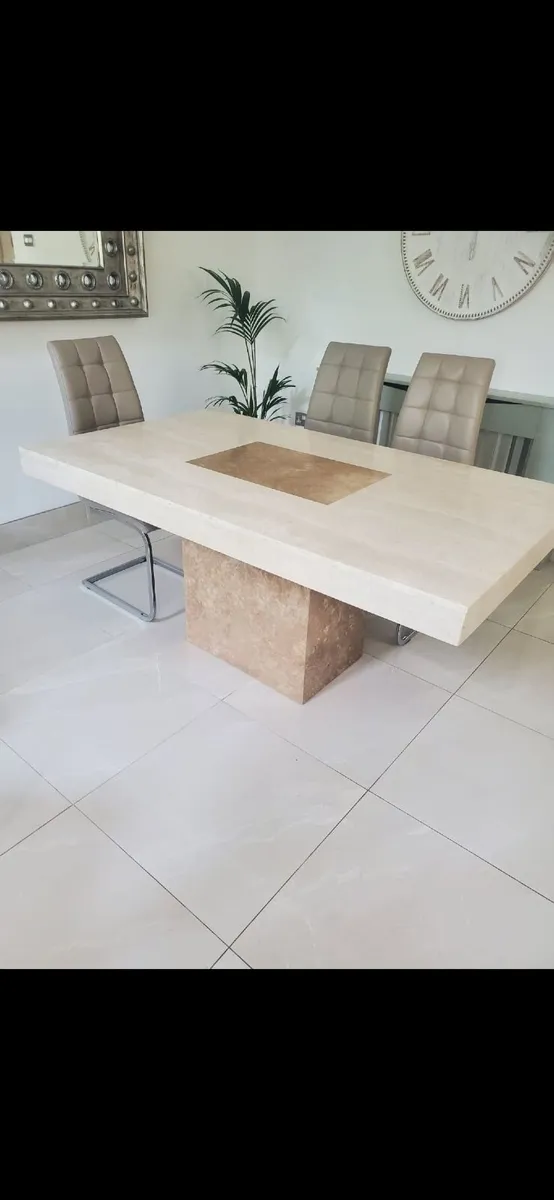 Table and chairs - Image 1