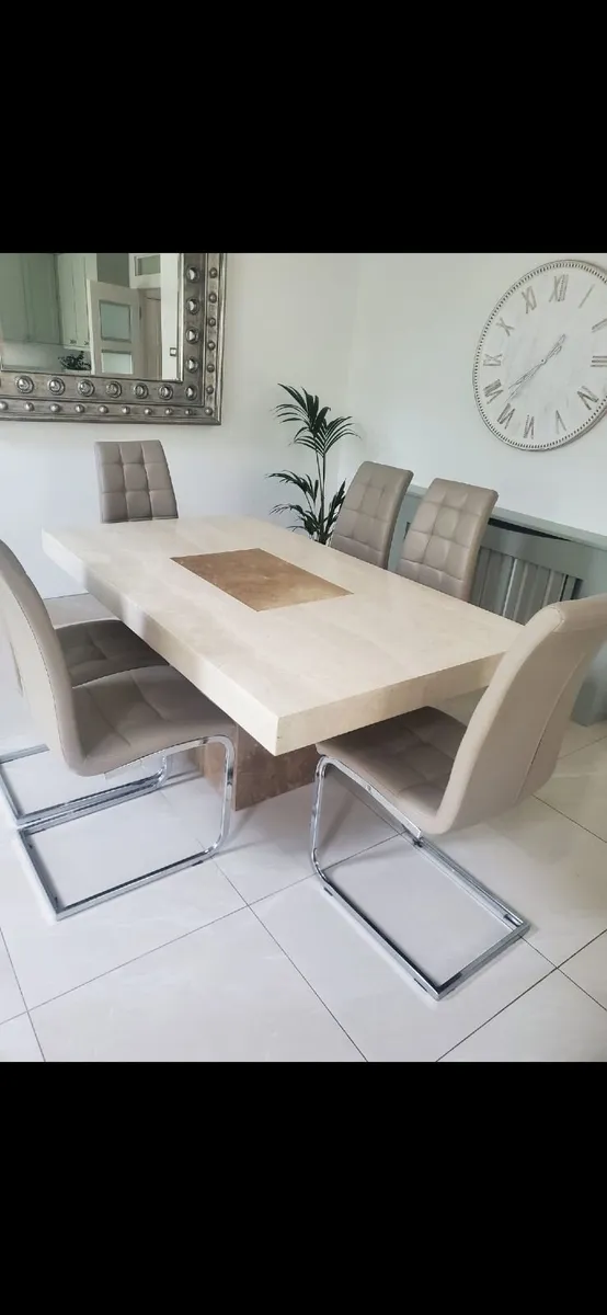 Table and chairs - Image 2