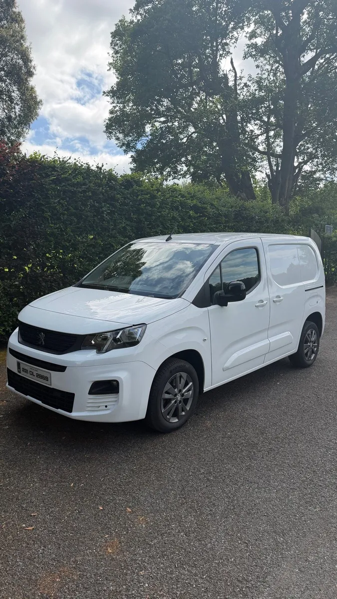 2022 Automatic Peugeot Partner Asphalt Premium - Image 1