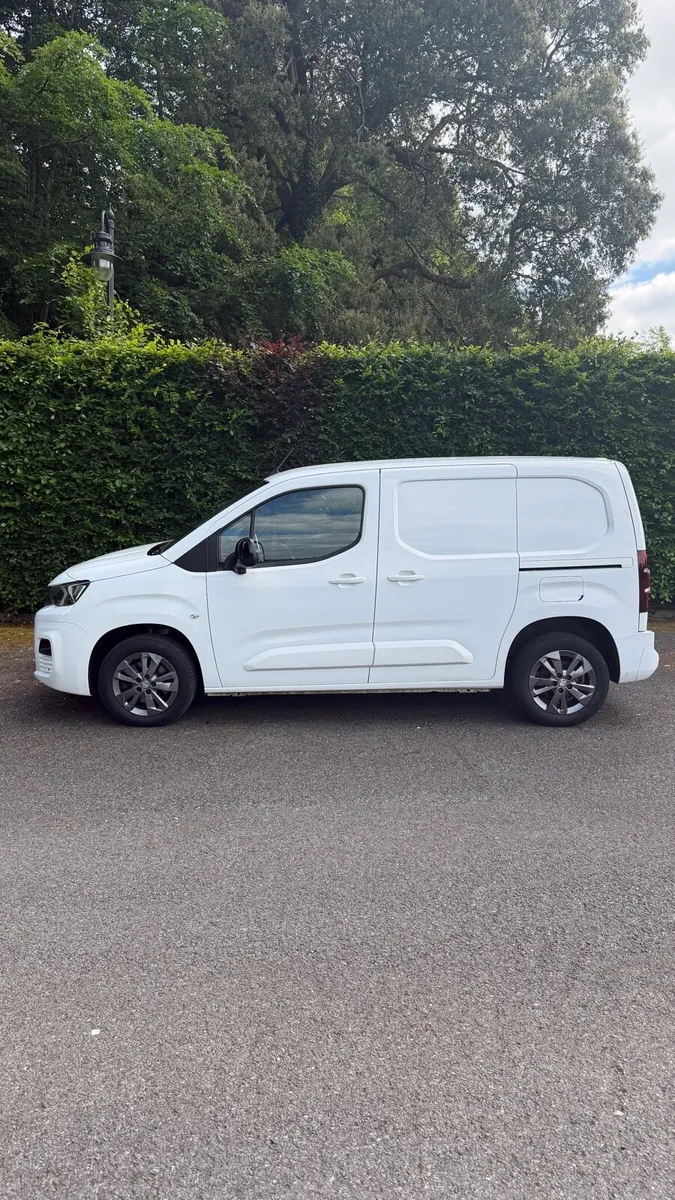 2022 Automatic Peugeot Partner Asphalt Premium - Image 2