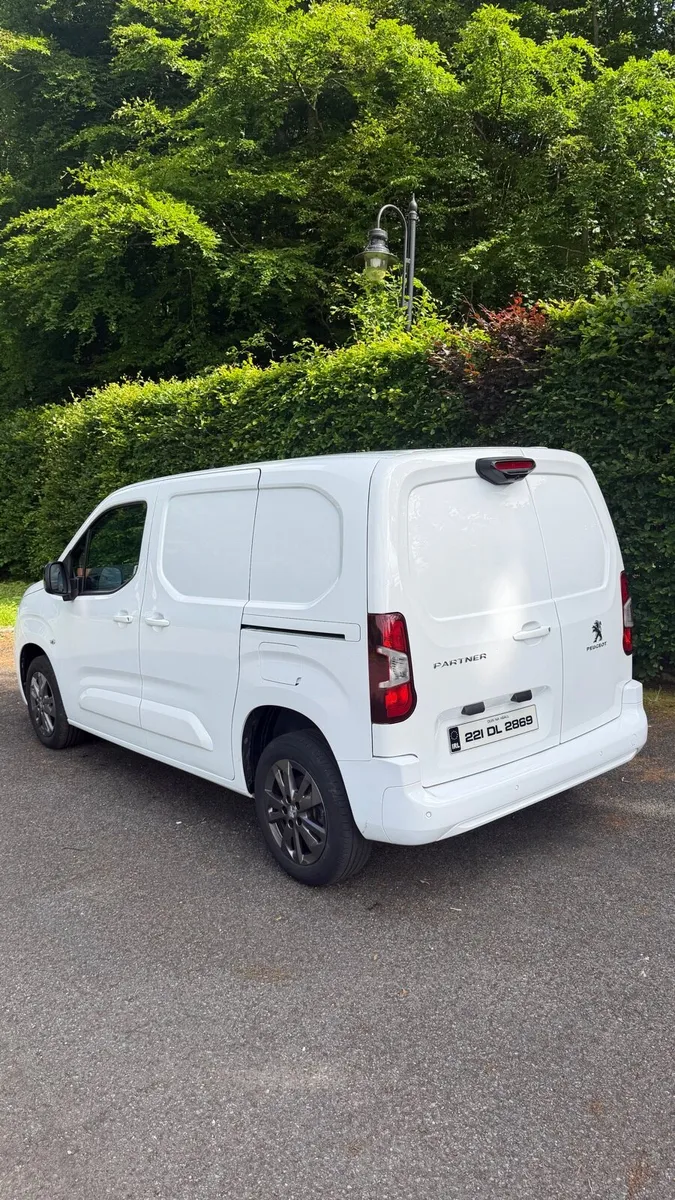 2022 Automatic Peugeot Partner Asphalt Premium - Image 3
