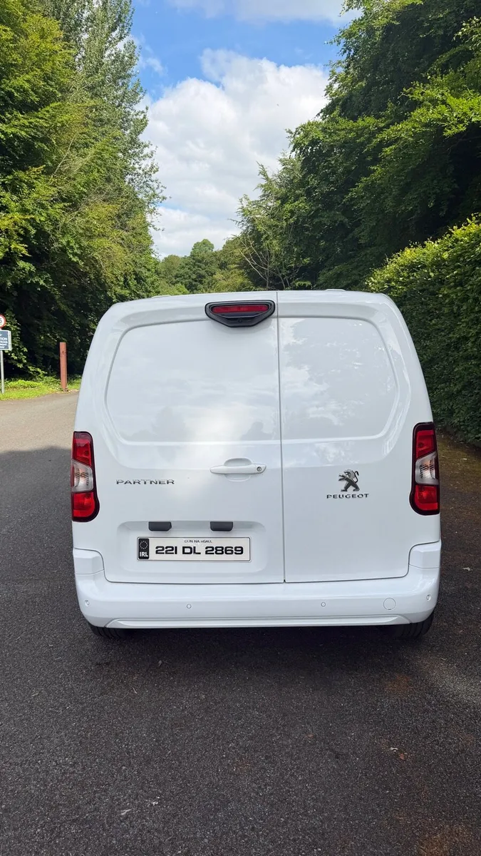 2022 Automatic Peugeot Partner Asphalt Premium - Image 4